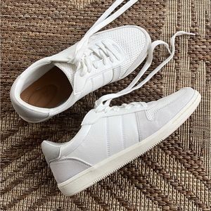 Universal Thread women’s white & gray sneakers